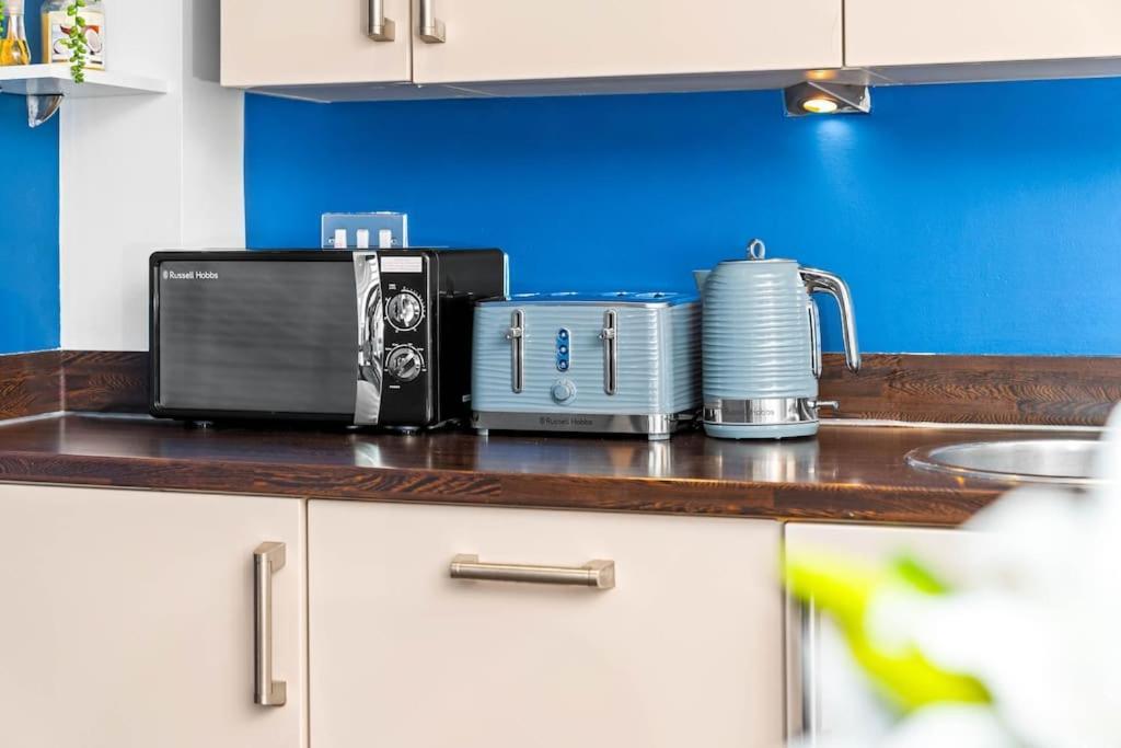 Top Floor City Centre Apartment - Sleeps 7 - 4 Beds - With Balcony And Parking - Smart Tv'S On Each Bedroom Wall - 5 Mins From Bullring, Selfridges, Moor Street Station - By Zena Stays Birmingham Exterior photo